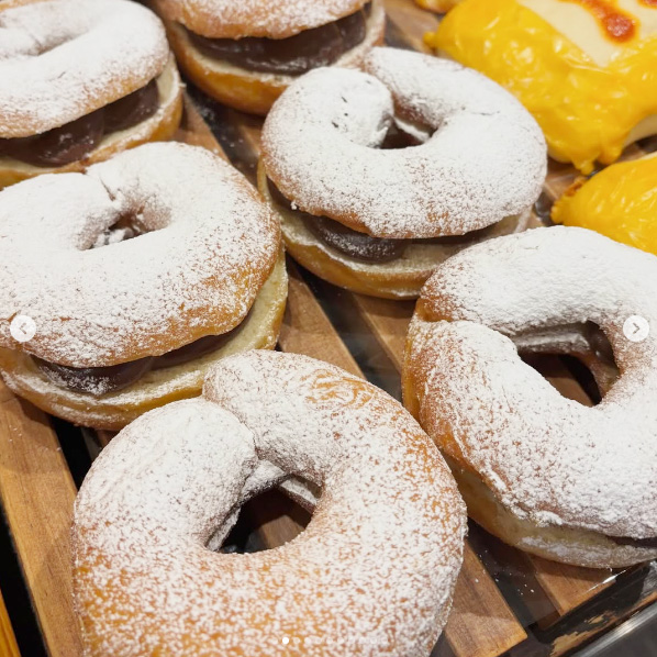 中にチョコクリームが入った「もちもちチョコドーナツ(216円)」